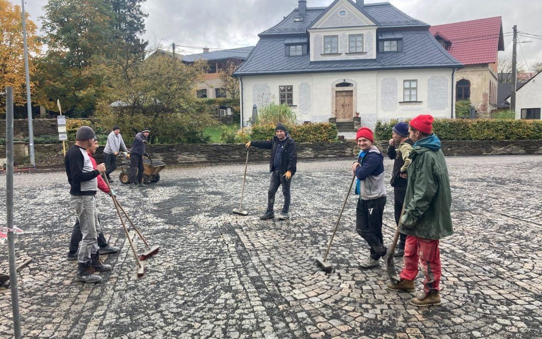 Náves Bzí – revitalizace kamenných zídek a užitných ploch